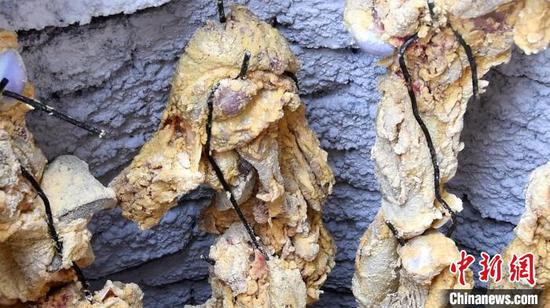 “黄金烤肉”新鲜出炉。　刘茹 摄