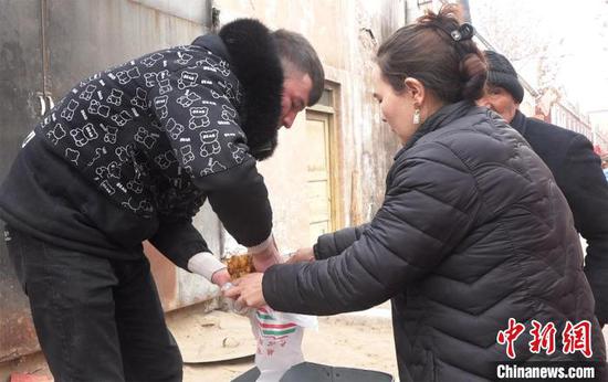 顾客购买“黄金烤肉”。　刘茹 摄