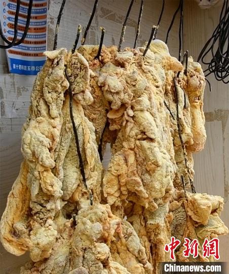 用炉火烤制的“黄金烤肉”深受民众喜爱。　刘茹 摄