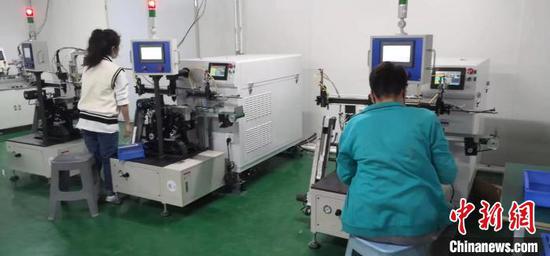 叠加地缘优势和政策优势，2022年喀什综保区新增市场注册企业143家。图为喀什一家新能源企业生产车间 朱景朝 摄