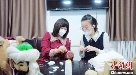 新疆兵团手艺人用绣塑布偶技艺秀出新疆“老故事”
