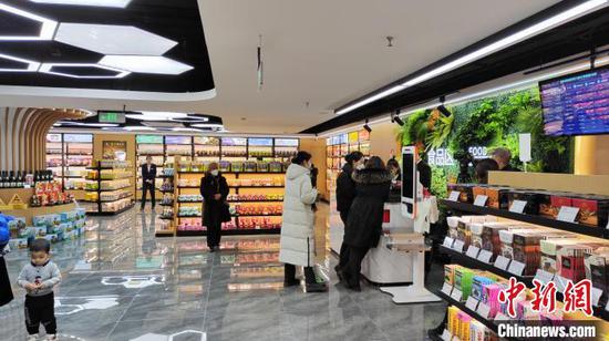 民众在“美林购”跨境电商线下体验中心购物。 喇小飞 摄 民众在“美林购”跨境电商线下体验中心购物。 喇小飞 摄