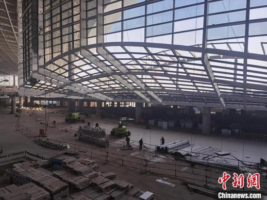 乌鲁木齐地窝堡机场改扩建工程施工现场。 王媛媛 摄 乌鲁木齐地窝堡机场改扩建工程施工现场。 王媛媛 摄