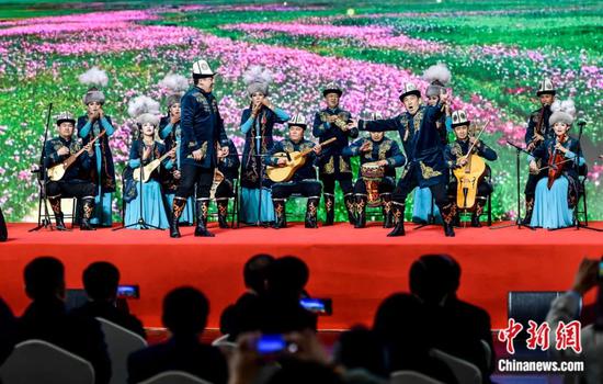 2021年10月，新疆乌鲁木齐市新疆美术馆，国家级非物质文化遗产代表性项目，柯尔克孜族英雄史诗《玛纳斯》展演。刘新 摄