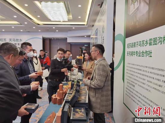 在电子商务高度发展的今天，品牌农业已经成为大势所趋。　闫文陆 摄