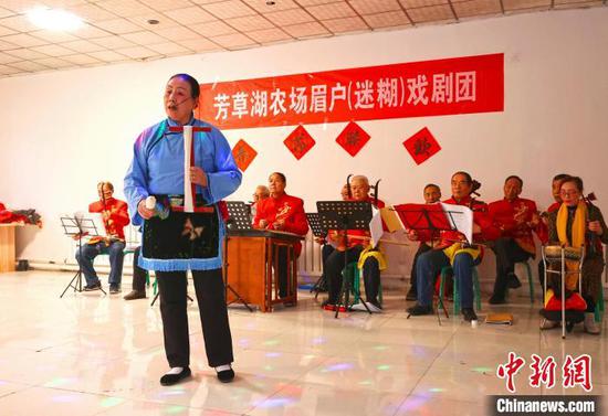 迷糊戏演出。　芳草湖农场供图