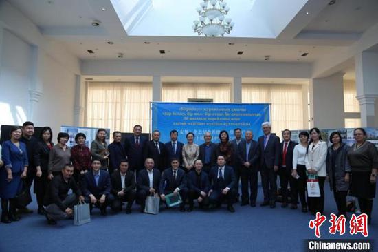 部分嘉宾在活动现场留影。 活动主办方供图 部分嘉宾在活动现场留影。 活动主办方供图