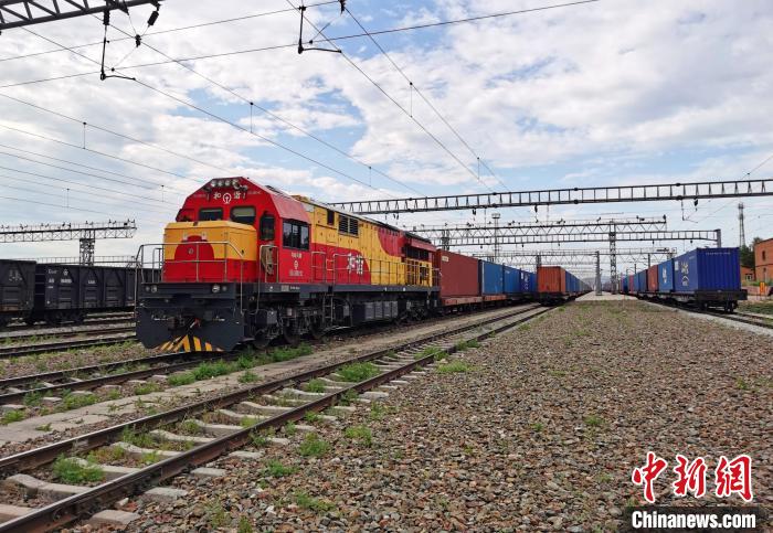 新疆阿拉山口口岸通行中欧班列再添新线路 累计达100条