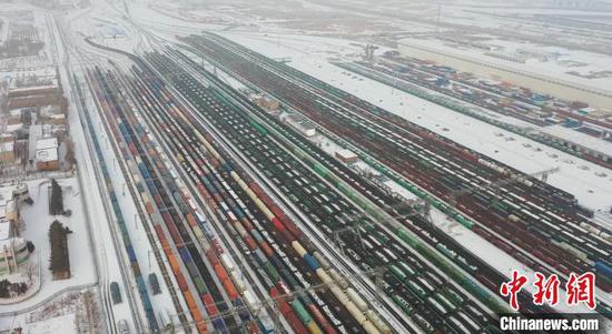 阿拉山口站编组场内出入境中班列及其他货运列车正集结待出发。龙证宇 摄 阿拉山口站编组场内出入境中班列及其他货运列车正集结待出发。龙证宇 摄