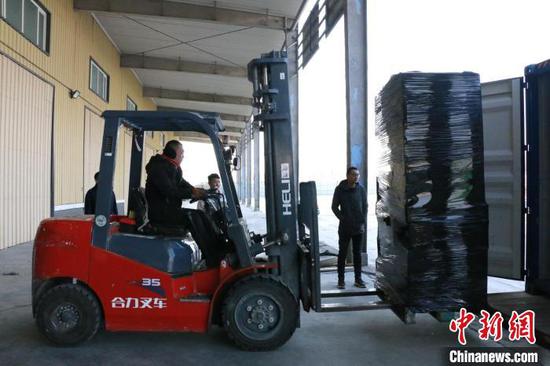 “1210”保税备货模式货物通过铁路从意大利运至阿拉山口,顺利办结通关手续落地。 齐丽格尔 摄 “1210”保税备货模式货物通过铁路从意大利运至阿拉山口,顺利办结通关手续落地。 齐丽格尔 摄