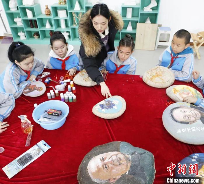 让冰冷的石头会说话 这所学校的石头画创作成特色名片