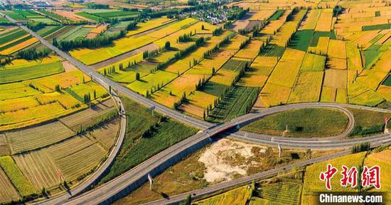 “双西公路”全线贯通,经新疆霍尔果斯直达欧洲。 霍尔果斯市融媒体中心 摄 “双西公路”全线贯通,经新疆霍尔果斯直达欧洲。 霍尔果斯市融媒体中心 摄