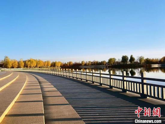 良好的生态环境、完善的基础设施，让可克达拉市成为宜居宜游宜业之地。（资料图） 新疆兵团第四师可克达拉市融媒体中心供图