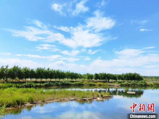 天蓝云白水绿。（资料图） 新疆兵团第四师可克达拉市融媒体中心供图