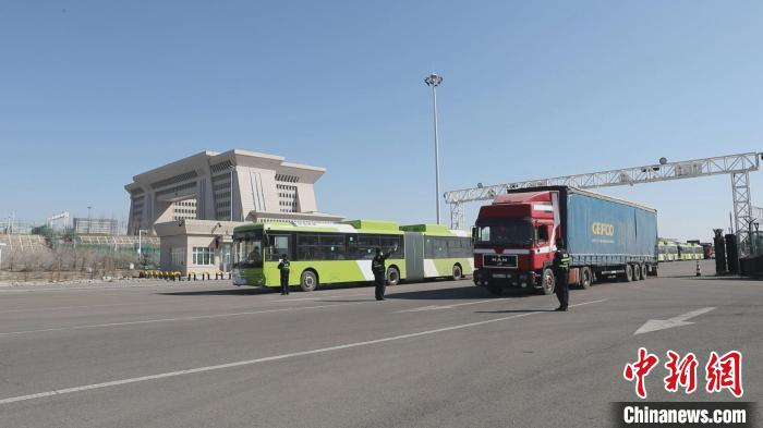 今年新疆霍尔果斯口岸商品车出口突破一万辆