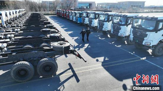 重型卡车整齐有序地排列在巴克图口岸停车区。 马丁 摄 重型卡车整齐有序地排列在巴克图口岸停车区。 马丁 摄