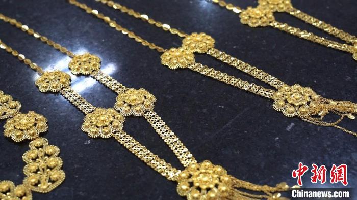 三十余年只干一件事 新疆匠人用“匠心”制黄金