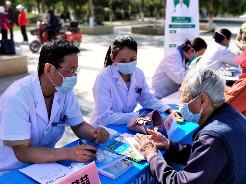 大连援疆医疗专家来一二一团为群众免费义诊