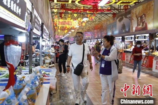 新疆“和田夜市”何以 “花式出圈”？