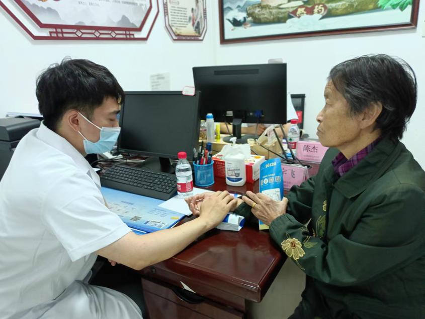 援疆专家进机关 惠民义诊暖人心