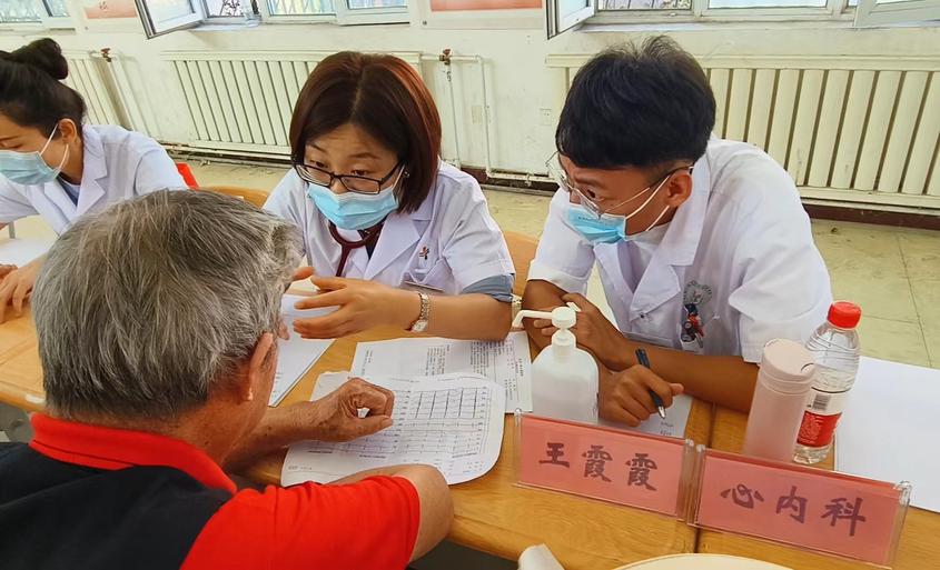 石河子市人民医院医疗专家来一四九团开展健康义诊活动