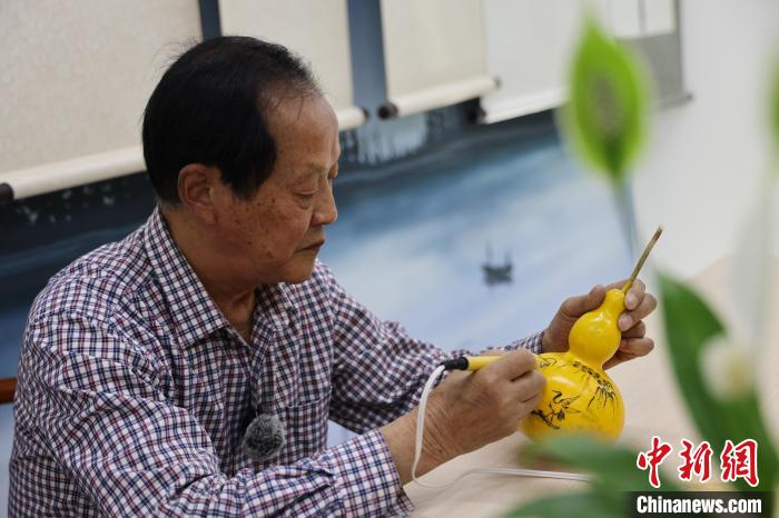 绘就“葫芦大家族”，新疆兵团83岁老人为何痴迷烙画？
