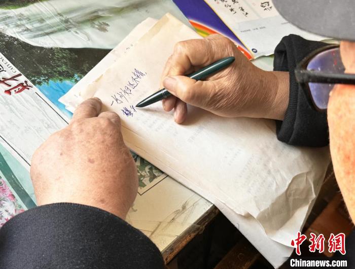 总数超6.9万个！新疆兵团古稀老人为何痴迷字谜创作？