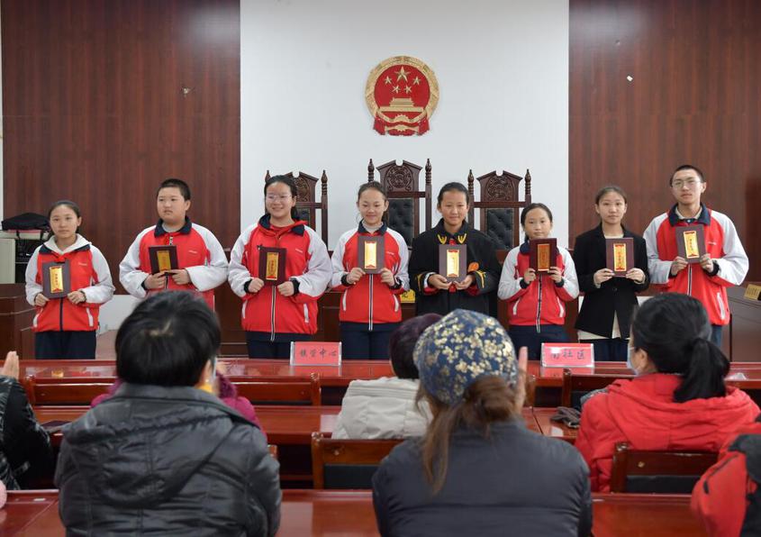 第八师一四一团开展“3·15”普法模拟法庭活动