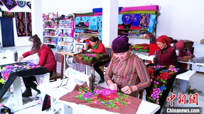 新疆“绣娘”创业记：带头致富 绣品远销国内外