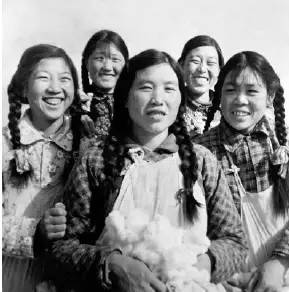 “冰峰五姑娘”年轻时的合影(资料片)。 “冰峰五姑娘”年轻时的合影(资料片)。