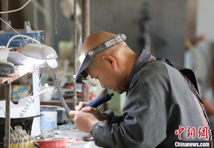 新疆兵团草根艺人：用雕塑述说“兵团故事”雕刻别样人生