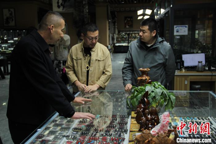 新疆“小刀村”何以成为游客体验非遗技艺打卡地？