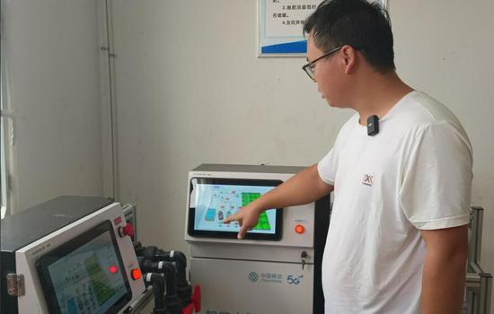 9月7日，移动公司现场负责人向媒体记者智能水肥一体机使用情况。糟玉琴 摄