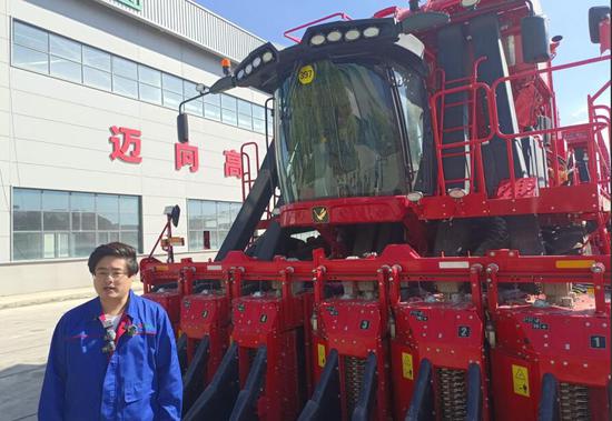 9月8日，新疆天鹅现代农业机械装备有限公司负责人向媒体记者介绍6行打包采棉机使用情况。糟玉琴 摄