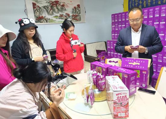 9月7日，众信绿创种植农民专业合作社工作人员向媒体记者介绍nfc葡萄原汁销售情况。糟玉琴 摄
