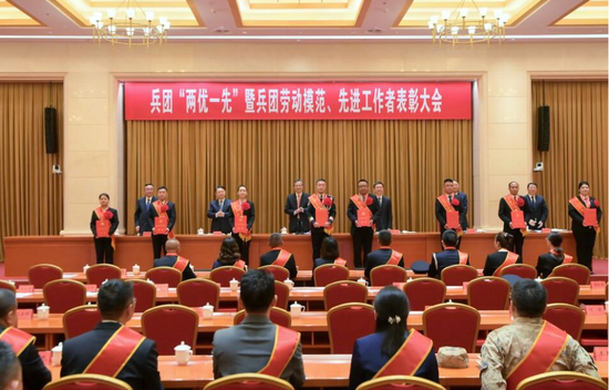 9月23日,兵团隆重举行“两优一先”暨兵团劳动模范、先进工作者表彰大会。图为大会会场。兵团日报全媒体记者 张鑫 摄 9月23日,兵团隆重举行“两优一先”暨兵团劳动模范、先进工作者表彰大会。图为大会会场。兵团日报全媒体记者 张鑫 摄