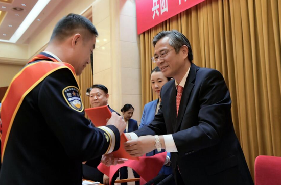 何忠友为受表彰的兵团优秀党务工作者代表颁奖。兵团日报全媒体记者 张鑫 摄 何忠友为受表彰的兵团优秀党务工作者代表颁奖。兵团日报全媒体记者 张鑫 摄