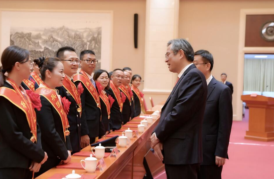 何忠友与受表彰的兵团先进模范代表亲切交谈。兵团日报全媒体记者 张鑫 摄 何忠友与受表彰的兵团先进模范代表亲切交谈。兵团日报全媒体记者 张鑫 摄