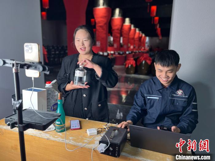 新疆胡杨河市遇上盱眙直播 江苏电商经跨越山海援疆