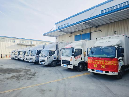 城市配送班车发车仪式现场 李萍 摄