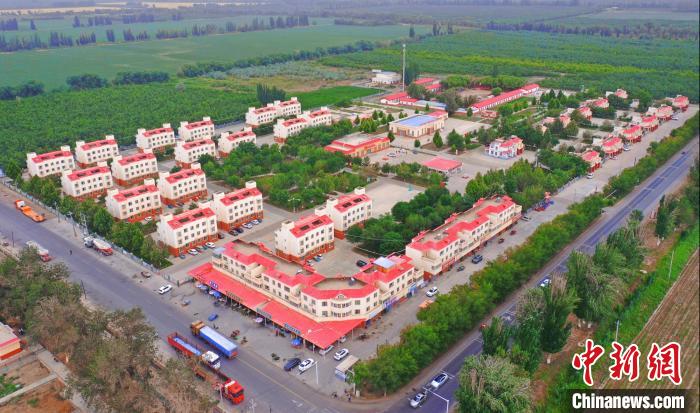 在新疆荒漠中蝶变的文明村镇