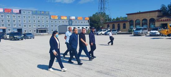 师市领导在一八六团考察口岸经济。 师市领导在一八六团考察口岸经济。
