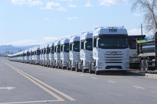 2024年4月9日,即将从吉木乃口岸出口的车辆。郝胜忠 摄 2024年4月9日,即将从吉木乃口岸出口的车辆。郝胜忠 摄