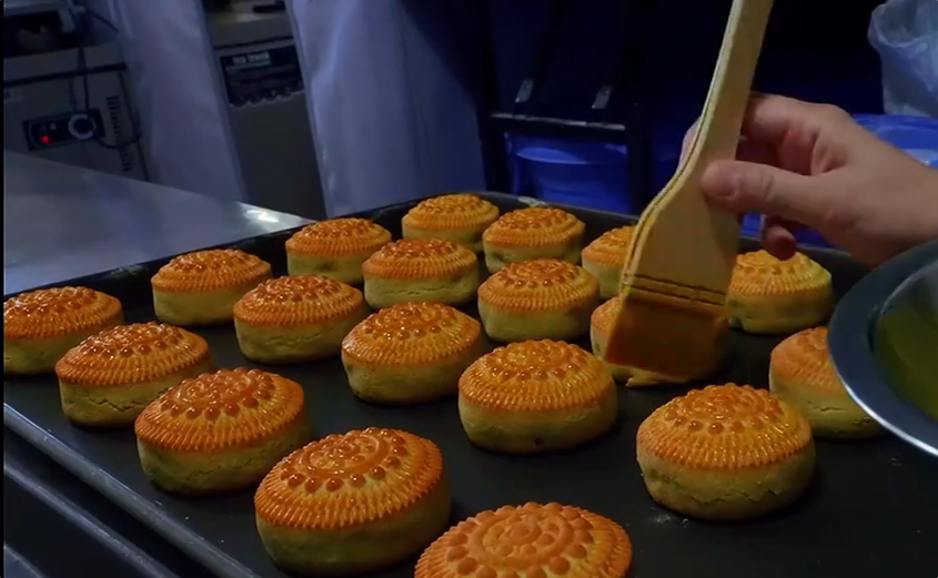 侨乡故事 | 新疆吐鲁番烘焙师“复刻”1400年前的唐代“宝相花月饼”