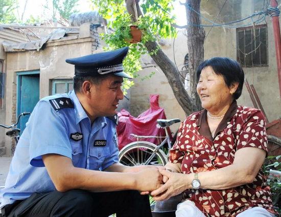 李玉山(左)走访辖区居民,了解社情民意(资料图片)。 兵团公安局政治部提供 李玉山(左)走访辖区居民,了解社情民意(资料图片)。 兵团公安局政治部提供