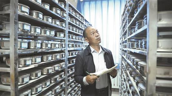 练文明在查看棉种样品(资料图片)。 练文明在查看棉种样品(资料图片)。