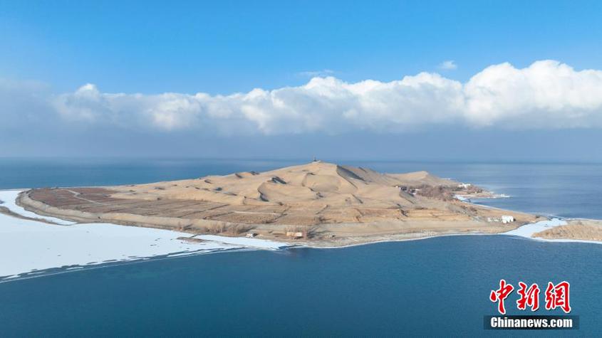 雪后新疆博斯腾湖南岸冬景如画