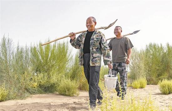 王先华(前)和家人一起去护林(资料图片)。李嘉成 摄 王先华(前)和家人一起去护林(资料图片)。李嘉成 摄