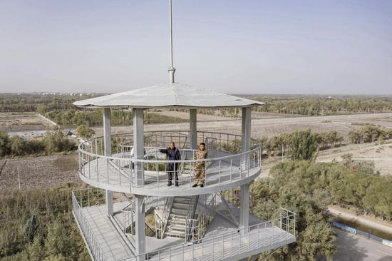 王先华正在守望塔上巡林。 王先华正在守望塔上巡林。