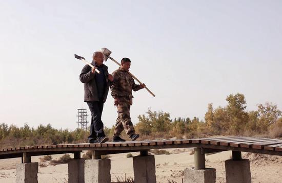 王先华正在守望塔上巡林。 王先华正在守望塔上巡林。